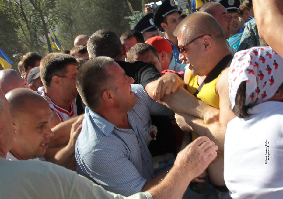 Під судом у справі Тимошенко регіонали напали на мітинг опозиції. Фото: byut.com.ua