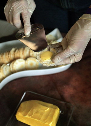 Масло для организма полезнее, чем маргарин, который содержит жирные кислоты ряда Омега-6. Особенно это масло, полученное из молока коров, питающихся травой. Фото: Tim/Boyle/Getty Images