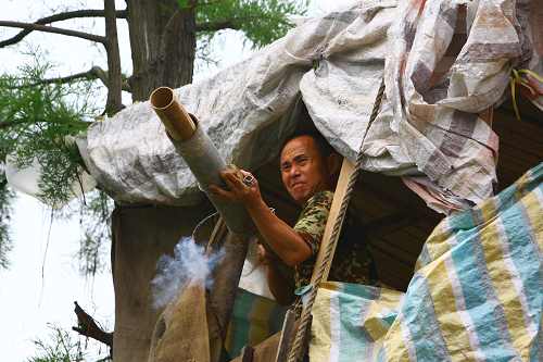 Мешканець провінції Хубей із саморобною пушкою захищає свій будинок від насильницького зносу. Місто Ухань провінція Хубей. Фото з epochtimes.com