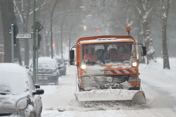 У Берліні розчищають сніг 9 грудня. Фото: Sean Gallup / Getty Images