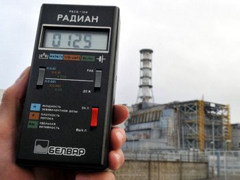Сьогодні в'їзд у Чорнобиль закрили для всіх туристичних груп на тиждень у зв'язку з перевіркою. 31 березня 2011 біля 4-го енергоблоку Чорнобильської АЕС. Фото: SERGEI SUPINSKY/Getty Images