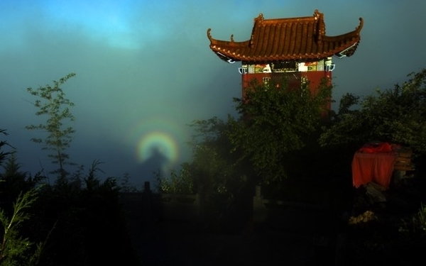 У горах Піднебесної туристи сфотографували «сяйво Будди». Червень 2011. Фото: epochtimes.com