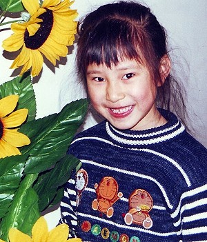 Дівчинка Лу Мінхуей, чий батько Лу Менсінь був замучений до смерті, а мати зараз незаконно перебуває у в’язниці. Фото: Minghui.net