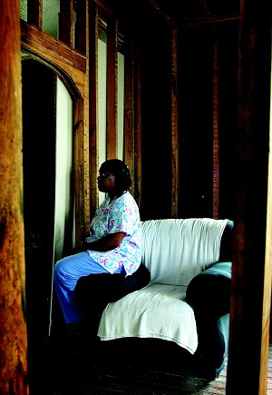 Трудные времена: два года спустя после разрушения Нового Орлеана ураганом Катрина Дебора Джеймс все ещё ждёт, когда будет восстановлен ее разрушенный дом. Фото: Шаошао Чэнь/Великая Эпоха