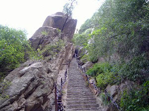 Крутой склон горы Хуа, одной из наиболее известных даоских гор в Китае. Фото: www.minghui.org
