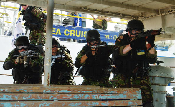 Український спецназ штурмує човен в Одесі в ході спільних військово-морських навчань США―Україна «Sea Breeze 2010». Фото: ALEXEY KRAVTSOV/AFP/Getty Images