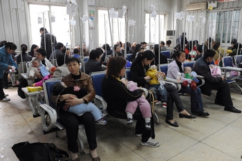Недобросовестные врачи в Китае злоупотребляют капельницами. Фото: Getty Images