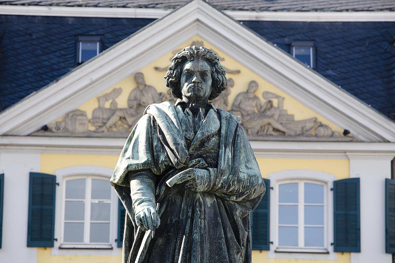 Памятник Бетховену, установленный в 1845 году на Мюнстерской площади в Бонне. Фото: Matthias Kehrein