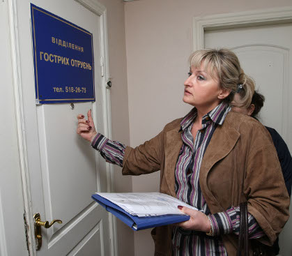 Дружина Луценка в лікарні, куди поклали екс-міністра. Фото nso.org.ua