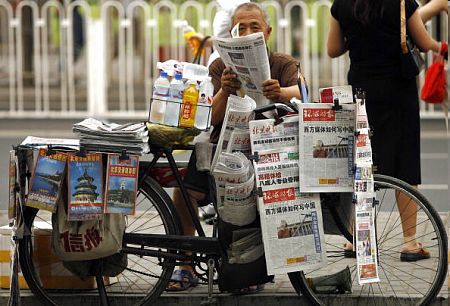Пекінський продавець газет. Фото: PETER Parks/afp/getty Images
