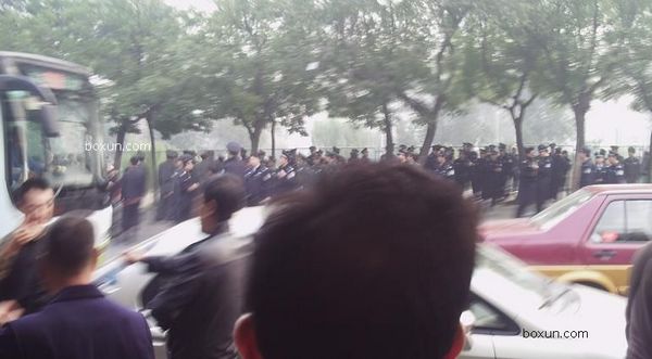 Акція протесту ошуканих вкладників мережевої компанії в Пекіні 20 жовтня. Фото: boxun.com