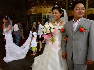 Пара встречает гостей возле входа в гостиницу во время свадебной церемонии в Наньчане провинции Цзянсы, Китай. (China Photos/Getty Images)
