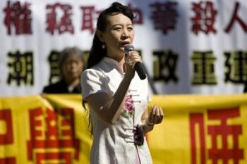 Пані Sheng Xue, віце-президент Федерації Демократичного Китаю, говорить на мітингу в Лос-Анджелесі про вихід із КПК. Фото: Цзи Юань/The Epoch Times
