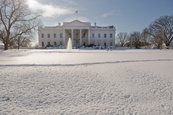 Сніговий шторм пройшов над територією східного узбережжя США.Фото: Win McNamee / Getty Images