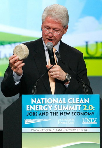«Международная инициатива биоугля» (МИБ) поставила своей целью к 2050 году сэкономить до 2,2 гигатон углерода в год. Экс-президент США Билл Клинтон держит в руках биоуголь, состоящий из древесных опилок и влажной бумаги. Гаитяне используют биоуголь в кач