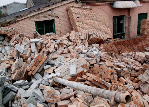 Бульдозерами й екскаваторами були зруйновані недобудовані будівлі фабрики і розбиті дороги. Фото з epochtimes.com 