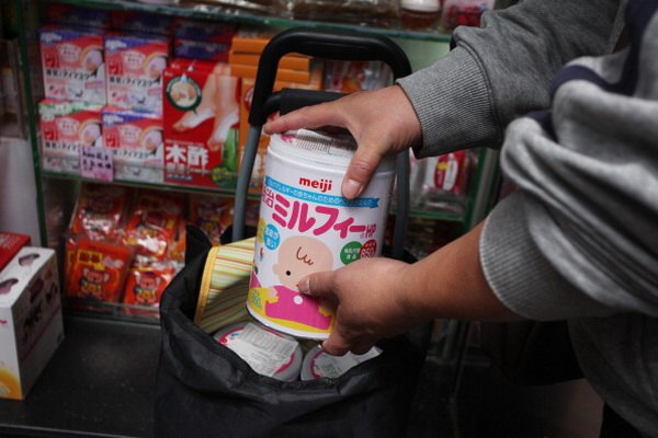 Жители материкового Китая скупают в Гонконге сухое молоко японского производства. Фото: Getty Images