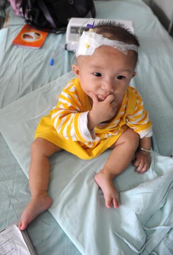 От отравленного молока в Китае уже пострадало более 54-х тысяч детей. Фото: China Photos/Getty Images