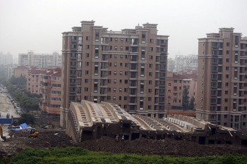 Приблизно о 6 годині ранку 27 червня в Шанхаї звалився 13-поверховий будинок. Фото з epochtimes.com