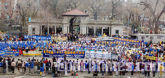Площадь Юнион Скуэр заполнена людьми, выражающими поддержку 20 миллионам вышедших из КПК. Фото: Сю Мин/Великая Эпоха