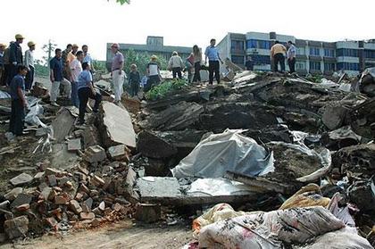 Жители пострадавших районов сами организовывают работы по ликвидации последствий землетрясения. Фото с epochtimes.com
