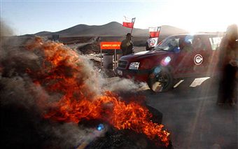 В Чили произошло столкновение студентов с полицией. В знак протеста студенты забаррикадировали часть улиц города горящими автомобильными шинами. Фото: Jorge Munoz/ Getty Images