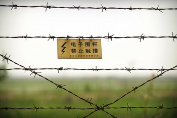 Забор из колючей проволоки на границе между КНР и КНДР. Фото: PETER PARKS/AFP/Getty Images