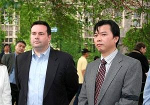 Лу Дэчэн (справа) и канадский Член Парламента Джейсон Кенней (слева) присоединились к митингу в Университете Торонто 4 июня, поминая тех, кто был убит во время бойни на площади Тянь-Ань-Мэнь в Пекине 17 лет назад. Фото: Великая Эпоха