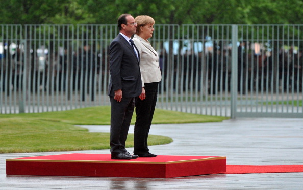 Канцлер германии Ангела Меркель и новый президент Франции Франсуа Олланд, 15 мая. Фото: BERTRAND LANGLOIS/AFP/GettyImages
