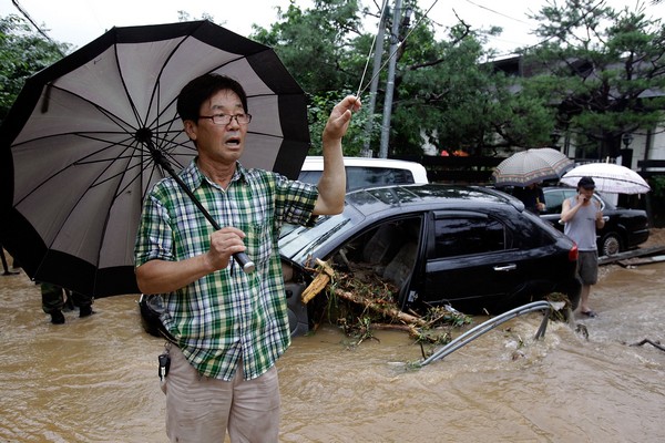 Сеул, Південна Корея, 27 липня: У Південній Кореї лютують «дощі століття». Фото: Chung Sung-Jun/Getty Images