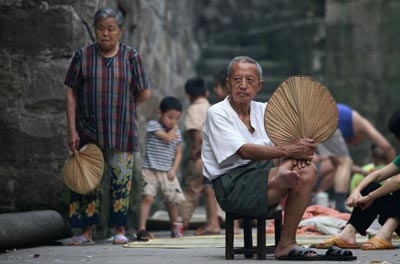 Старий і діти. Фото: China Photos/getty Images 