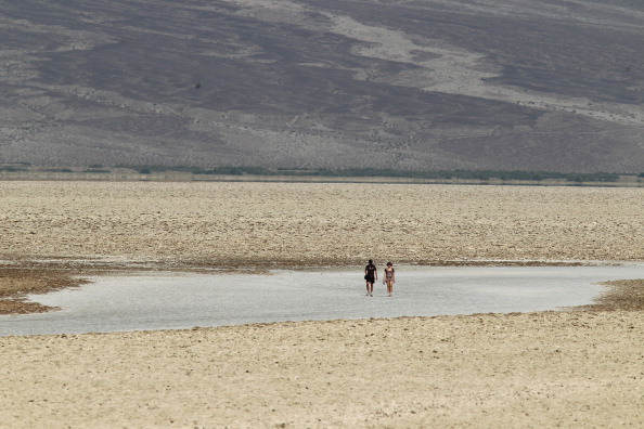 Каліфорнія, Національний парк «Мертва долина». Люди йдуть соляною рівниною в спекотний час доби, 30 червня 2013 р. Фото: David McNew/Getty Images