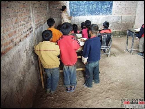 Сільська початкова школа в Китаї. Повіт Мабьянь провінції Сичуань. Фото: Чжоу Чжунмінь 