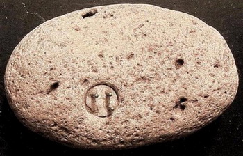 Вставлений у камінь трьохконтактний штепсель може бути або свідченням технологічно передової давньої цивілізації, або обманом. Фото: Джон Дж. Вільямс