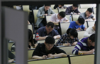 У китайських студентів поки що є можливість учитися. Фото: ChinaFotoPress / Getty Images