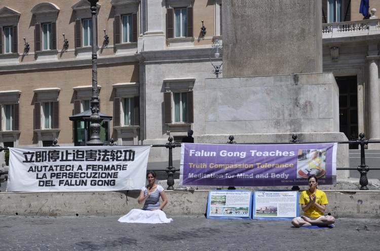 Акція послідовнків Фалунь Дафа біля будівлі італійського парламенту в Римі, Італія, 20 липня 2012 року. Фото: The Epoch Times