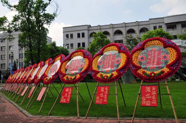 Численні вітальні букети квітів від чиновників Тайваню, покладені вздовж дороги, що веде до входу в концертний зал. Фото з epochtimes.com 
