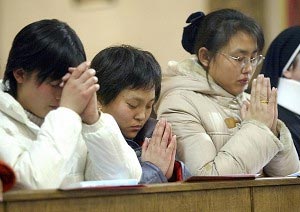 Китайські католики моляться в офіційно дозволеному Соборі Ванфуцзін. Фото: Getty Images