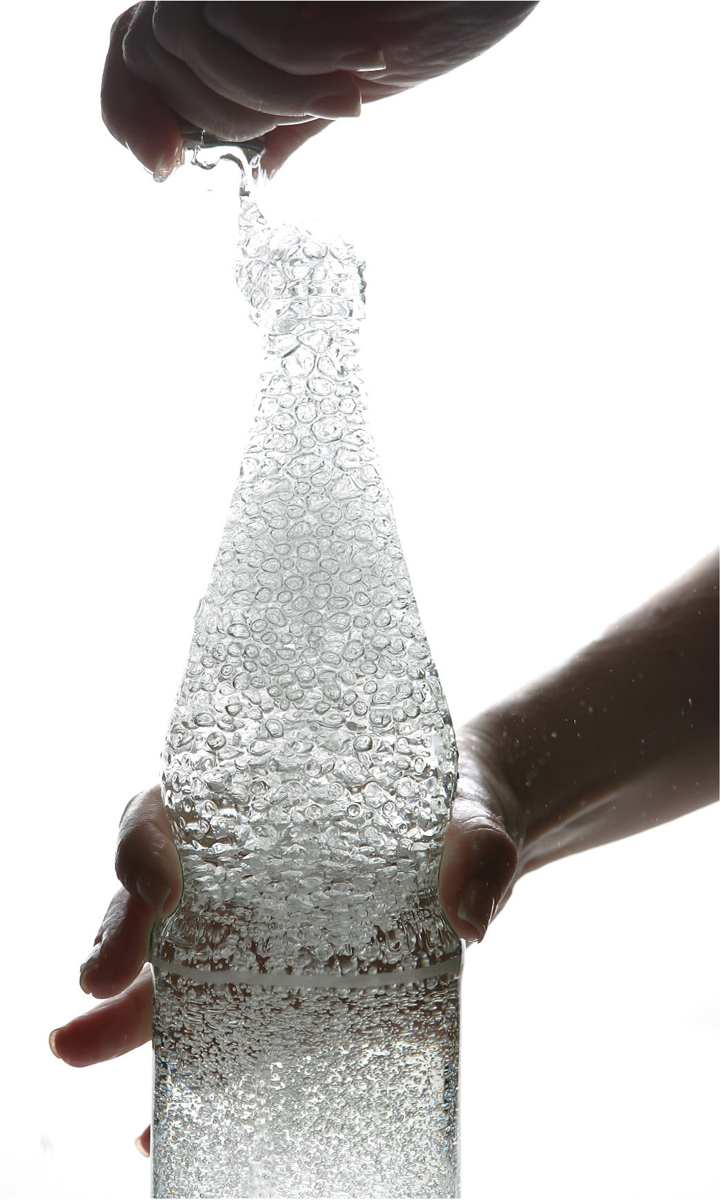 За даними ООН, близько 25% українців п’ють не досить чисту воду. Як визначити якість споживаної води? Фото: Illustration by Andreas Rentz/Getty Images