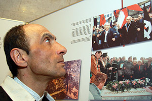 Посетитель выставки рассматривает фото с воинственными скинхэдами. Фото: Владимир Бородин/Великая Эпоха