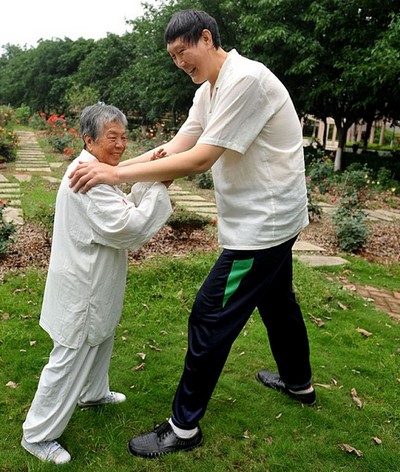 Баскетболіст не зміг зрушити з місця 89-річну жінку-майстра Тайцзі. Фото з epochtimes.com
