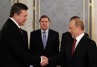 Віктор Янукович привітав Володимира Путіна з 59-річчям. Фото: Gleb Garanich/Getty Images