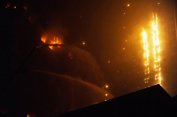 Горящий отель в городе Шэньяне провинции Ляонин. 3 февраля 2011 год. Фото: Photo by ChinaFotoPress/Getty Images