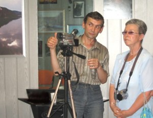 Павел Яблонский беседует с посетителем выставки. Фото: Великая Эпоха