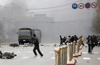 Во время массовых акций протеста в Тибете. Лхаса. 14 марта 2008 г. Фото: STR/AFP/Getty Images