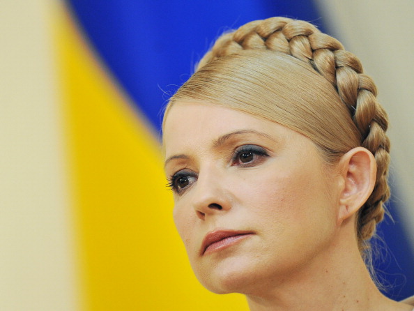 Возле Харьковского суда собрались тысячи сторонников и противников Тимошенко. Фото: SERGEI SUPINSKY/AFP/Getty Images