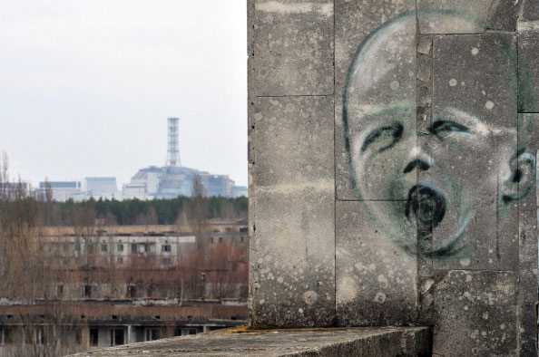 Рисунок изображён на стене в городе Припять на фоне четвертого энергоблока Чернобыльской атомной электростанции. (SERGEI SUPINSKY/AFP/Getty Images)