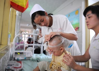 От отравленного молока в Китае заболело 53 тыс. детей. Фото: China Photos/Getty Images