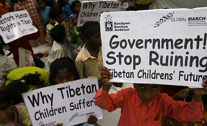 Індійські і тибетські діти тримають плакати біля меморіалу Махатмі Ганді (Раджхат) в Делі. Фото: Manpreet Romana/AFP/Getty Images