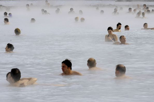 Отдых в горячих источниках Исландии - Голубая Лагуна. Фото: AFP